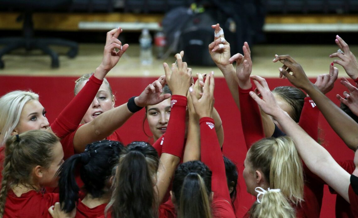 Rutgers Volleyball - Team huddle at Jersey Mike's Arena