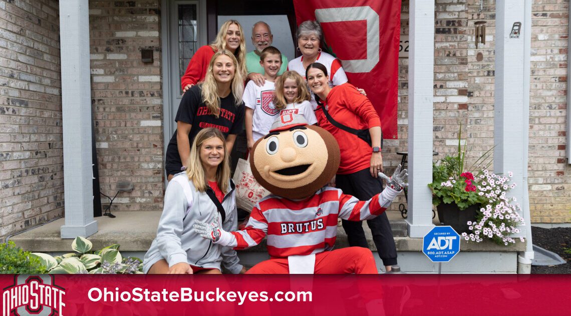 Women’s Volleyball Team Delivers Gifts to Season Ticket Holders – Ohio State Buckeyes