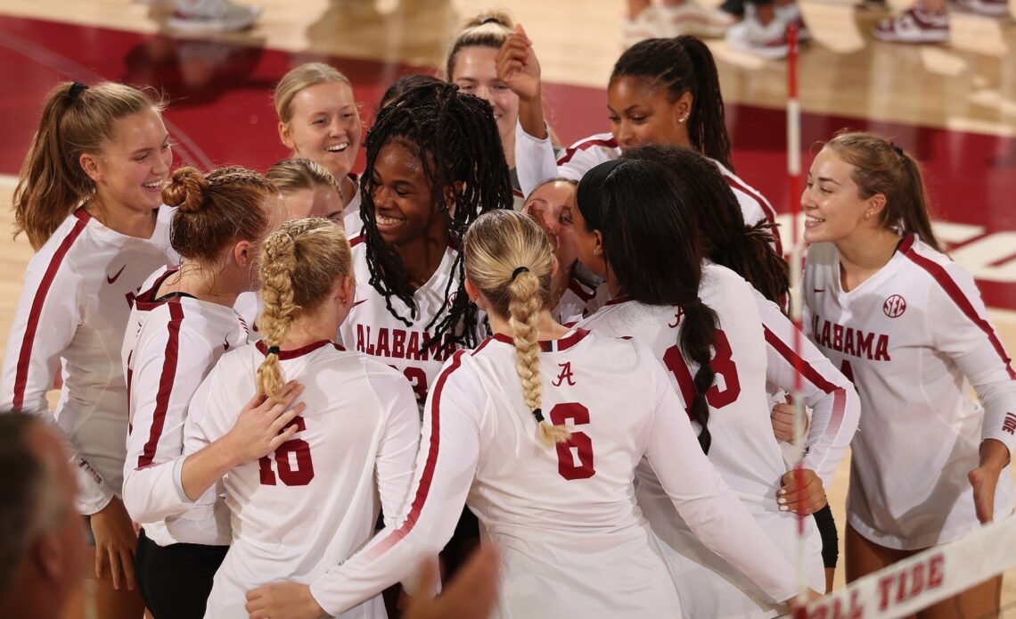 Volleyball team celebrates point from Chasie Campbell