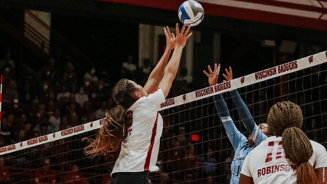 Badgers finish weekend with a sweep