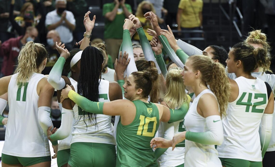 The Oregon Ducks take on the UCLA Bruins at Matthew Knight Arena in Eugene, Oregon on November 14, 2021 (Isaac Wasserman/ Eric Evans Photography)