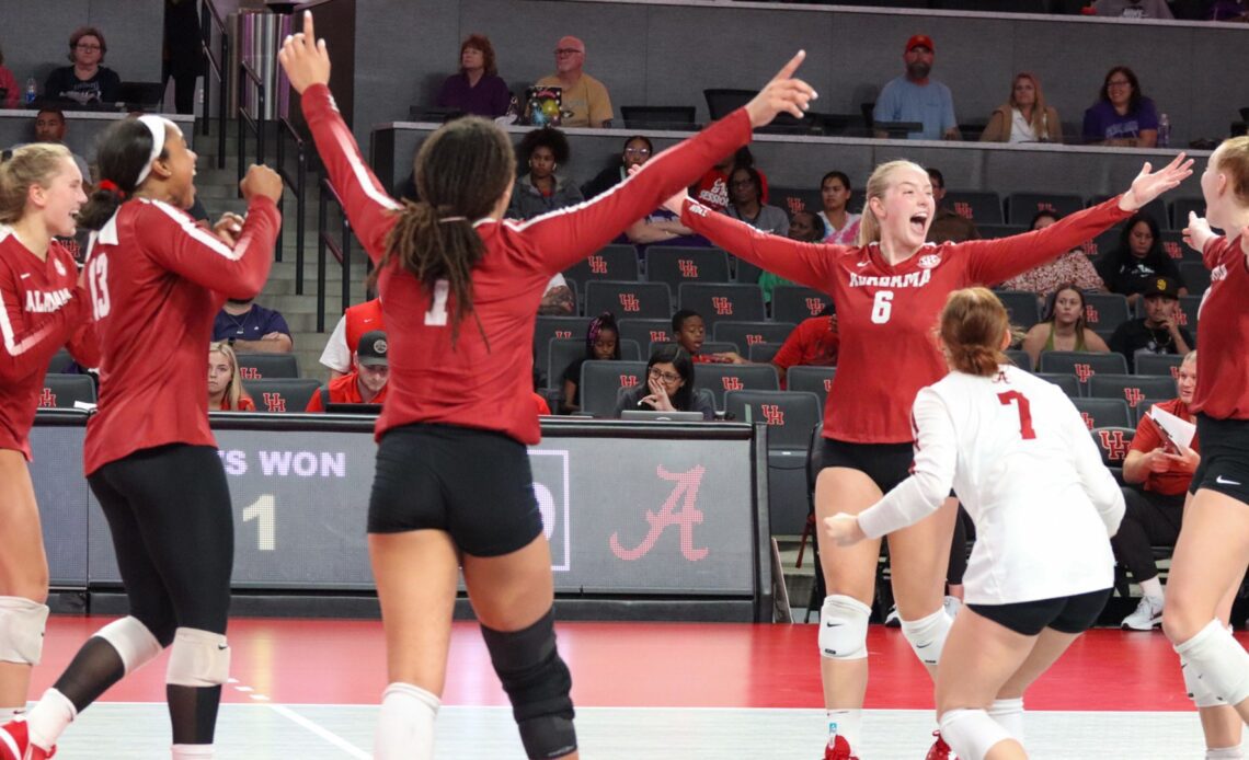 Volleyball Closes Weekend with Four-Set Win over Central Arkansas