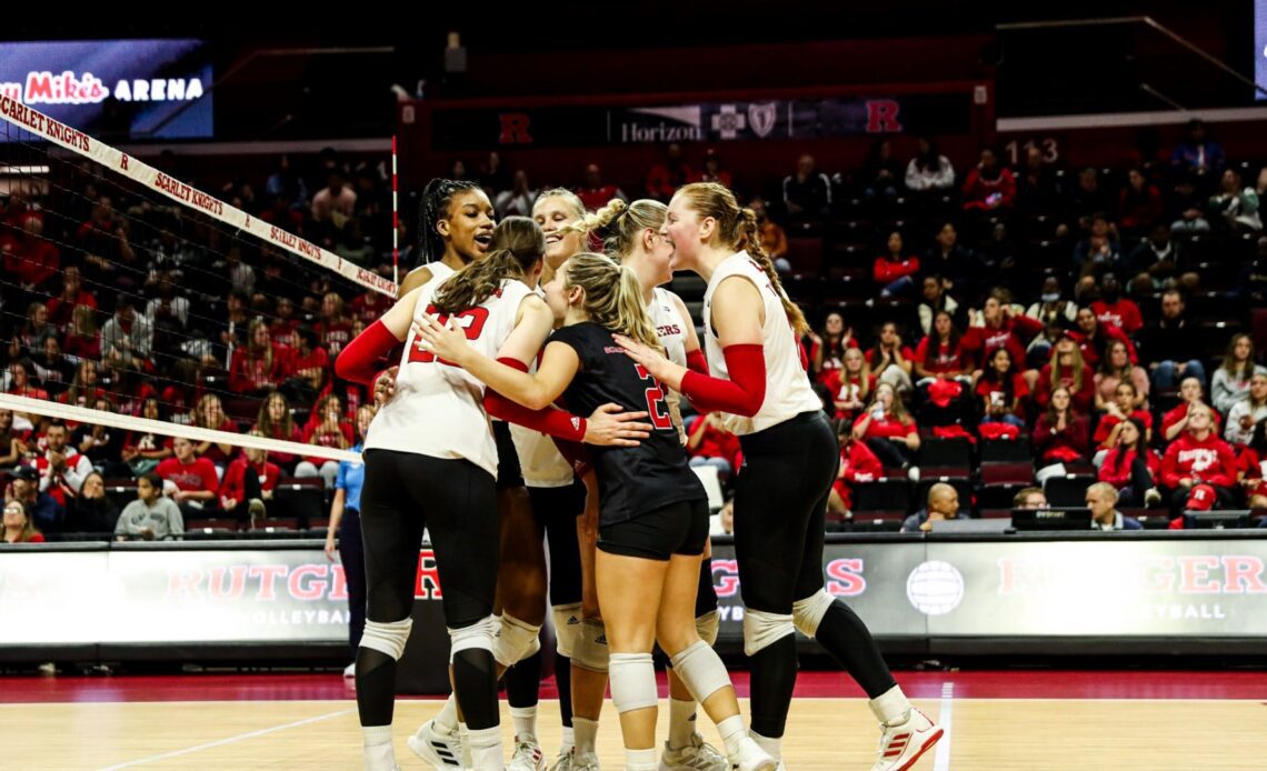 Rutgers Volleyball team huddle against Michigan