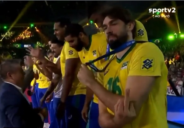 WorldofVolley :: WCH 2022 M: Lucão flips middle finger during awarding ceremony, then apologizes (VIDEO)