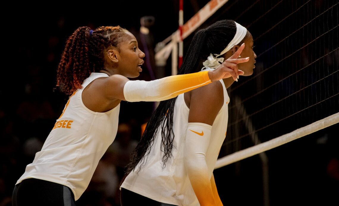 Lovett Scores Career-High, Tennessee Battles to Four Sets Against No. 15 Florida