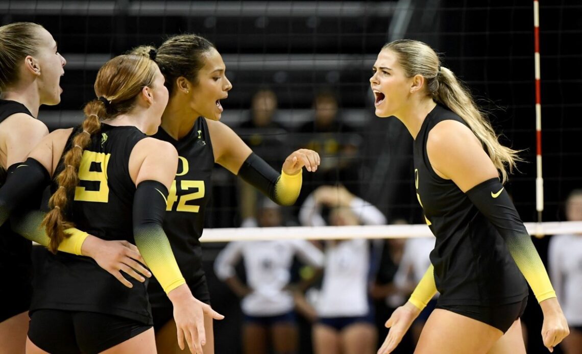 The Oregon Ducks take on the Rice Owls at Matthew Knight Arena in Eugene, Oregon on September 3, 2022 (Isaac Wasserman/ Eric Evans Photography)