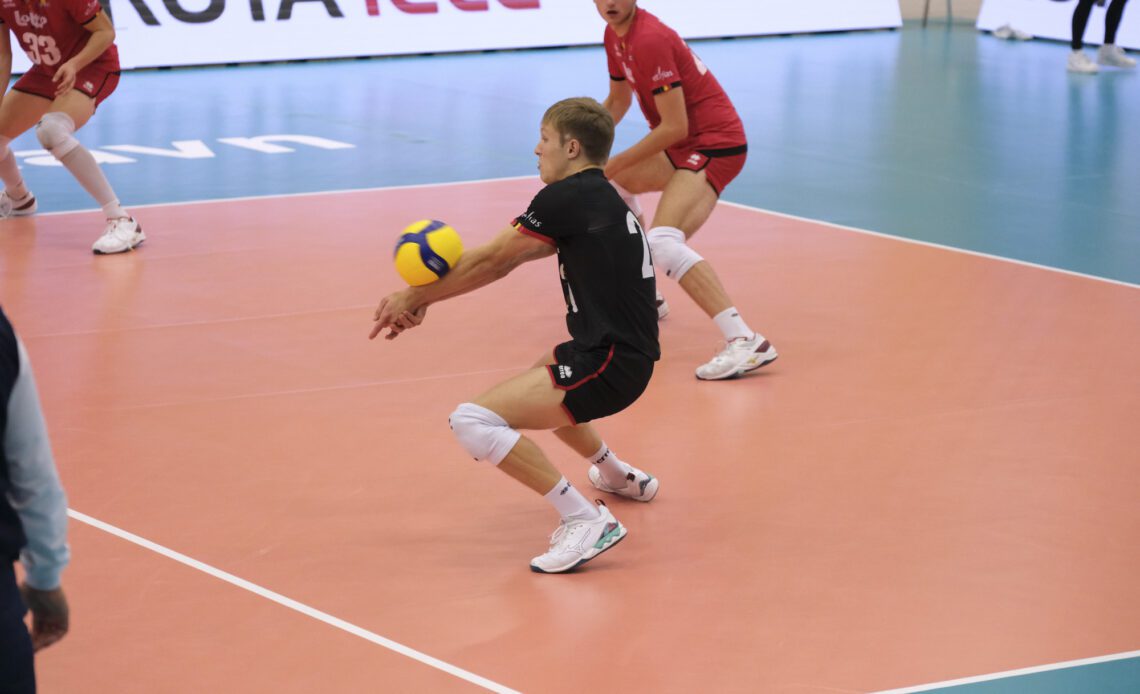 WorldofVolley :: BEL M: Belgium National Team libero collapses during test match due to cardiac arrest, saved by referee