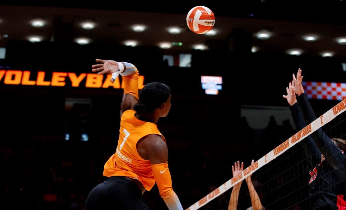 Lady Vols Battle No. 18 Kentucky, Fall in Four Sets
