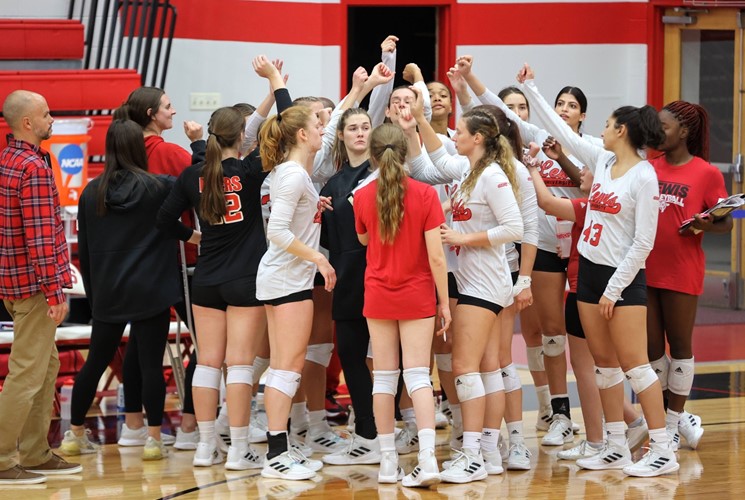 Lewis Women's Volleyball Season Comes to an End During NCAA DII Midwest Regional Against Hillsdale Thursday