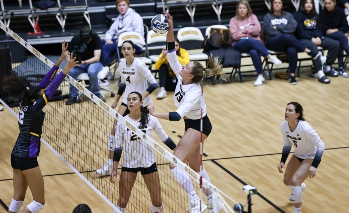 Volleyball Takes on Arkansas in Second-Straight Home Game