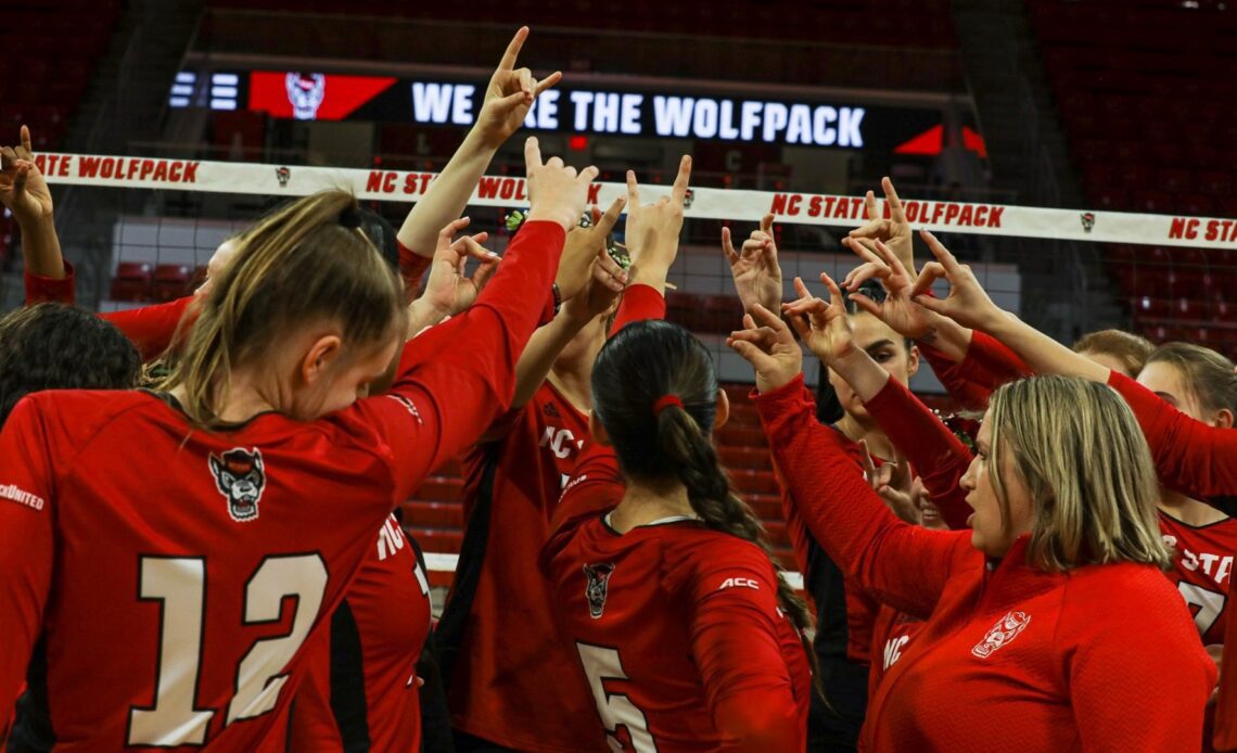 VB HUDDLE WOLFS UP