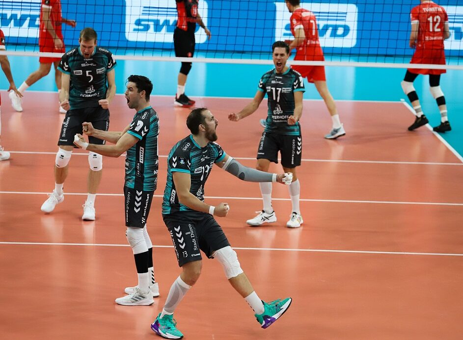 WorldofVolley :: CL M: Powervolleys stun Turkish champs Ziraat; Lube barely defend themselves from swoops of Lisbon ‘Eagles’