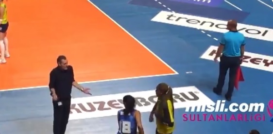 WorldofVolley :: TUR W: Terzić loses his temper – Fenerbahçe coach angrily confronts two of his players (VIDEO)