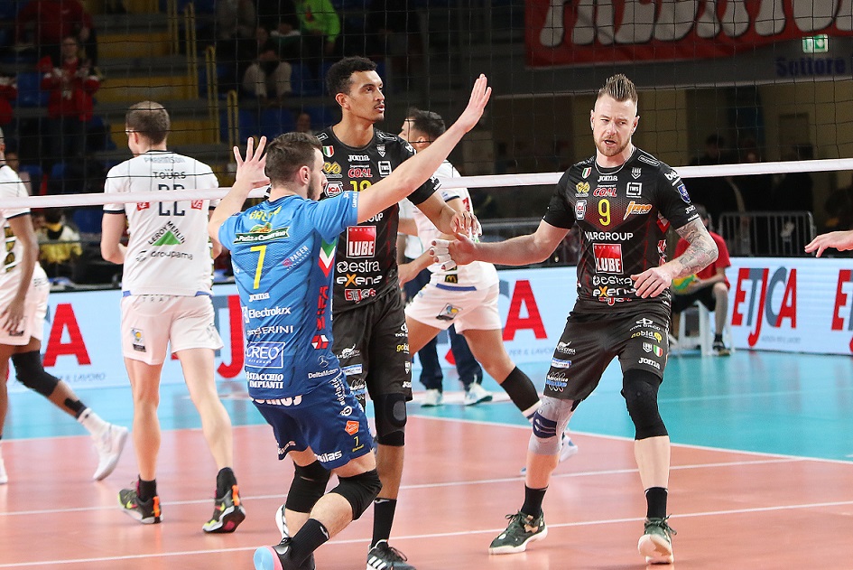 WorldofVolley :: CL M: Lube sweep Tours to come close to claiming No. 1 in their pool; ZAKSA vs. Menen 3-0