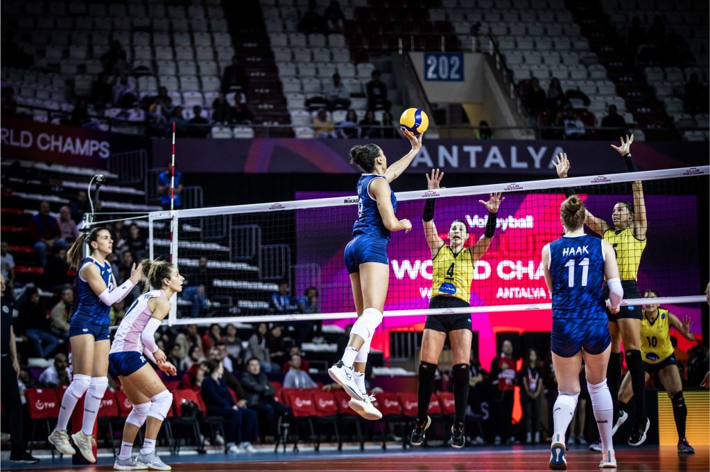 WorldofVolley :: CWCH W: Imoco send Praia home and qualify for semis; both Turkish representatives go to top 4