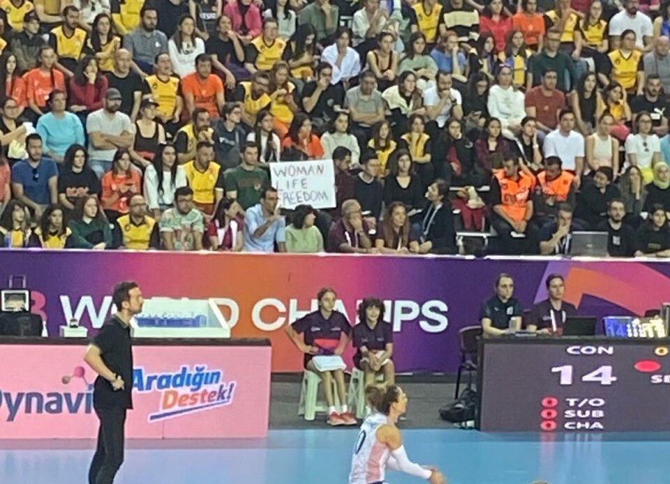 WorldofVolley :: CWCH W: Incidents during final – Banner supporting Mahsa Amini protests opened, one fan ends up in hospital (VIDEO)