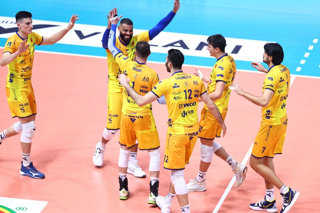 WorldofVolley :: ITA M: Modena make their 5,000 fans happy by dominating unrecognizable Lube in big match