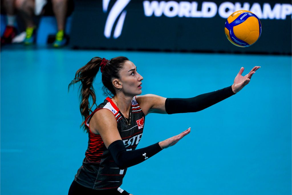 WorldofVolley :: TUR W: While Fenerbahçe attempt to sign her, Hande reports being harassed on social networks