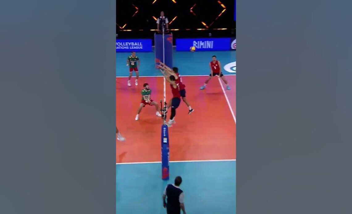 🤯Have you ever seen something like this?! #volleyballworld #save #crazysave