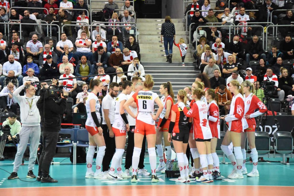 POL W: LKS Lodz Suffers First Defeat, But Maintains Top Spot in Tauron Liga Standings