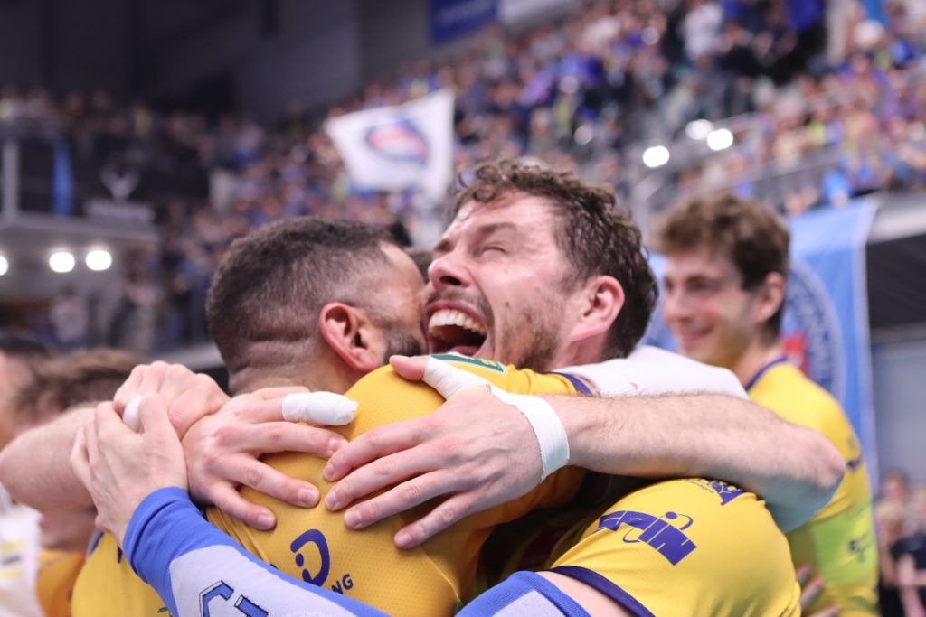 CEV CUP M: Valsa Group Modena Triumphs in CEV Cup Big Finale Against Knack Roeselare