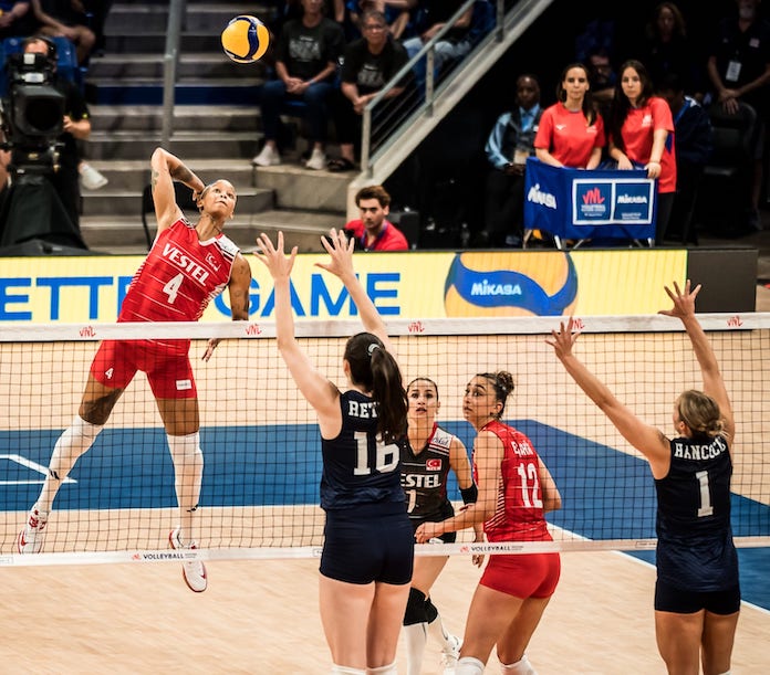 Türkiye holds off USA rally to advance to Volleyball Nations League final