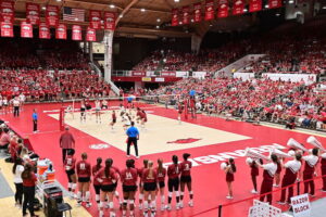 NCAA: Wisconsin survives at Arkansas; BYU, Utah State, S. Carolina, UNH win