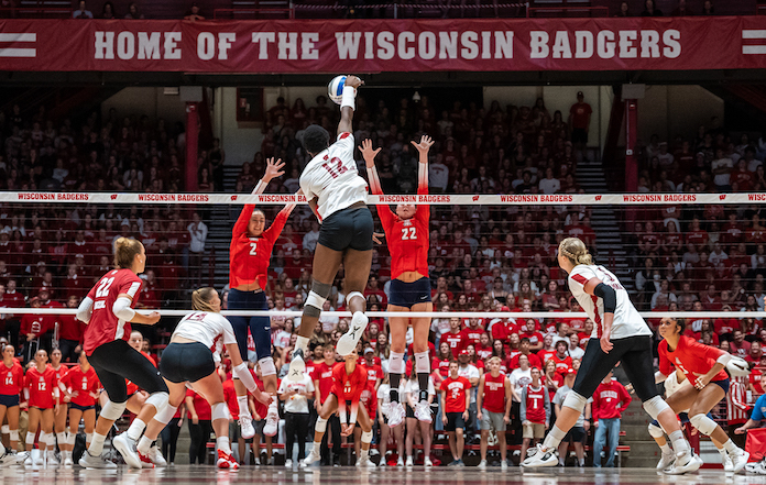 Wisconsin, BYU win; Florida escapes; MTSU, Liberty score upsets