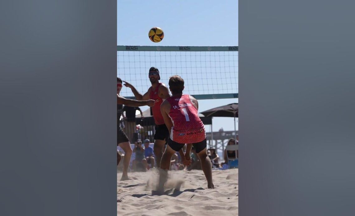1 Italian 🇮🇹  vs 🇺🇸 4 Americans at the net 🏐 #mammamia #beachvolleyball #volleyball #shorts