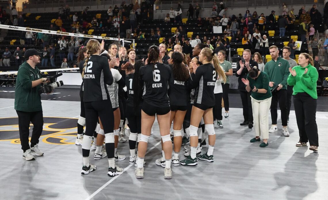 Volleyball Returns to Win Column at Iowa