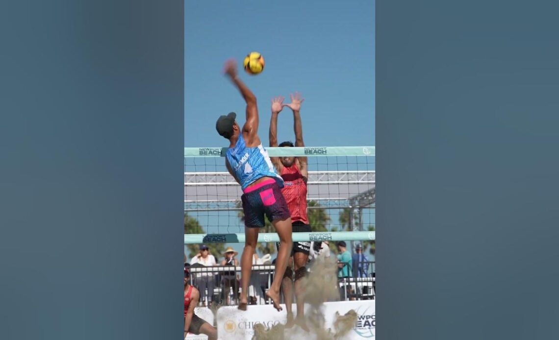 Brenden Sander BOUNCING 🏐 on Big Bro Taylor Sander #beachvolleyball #volleyball #shorts