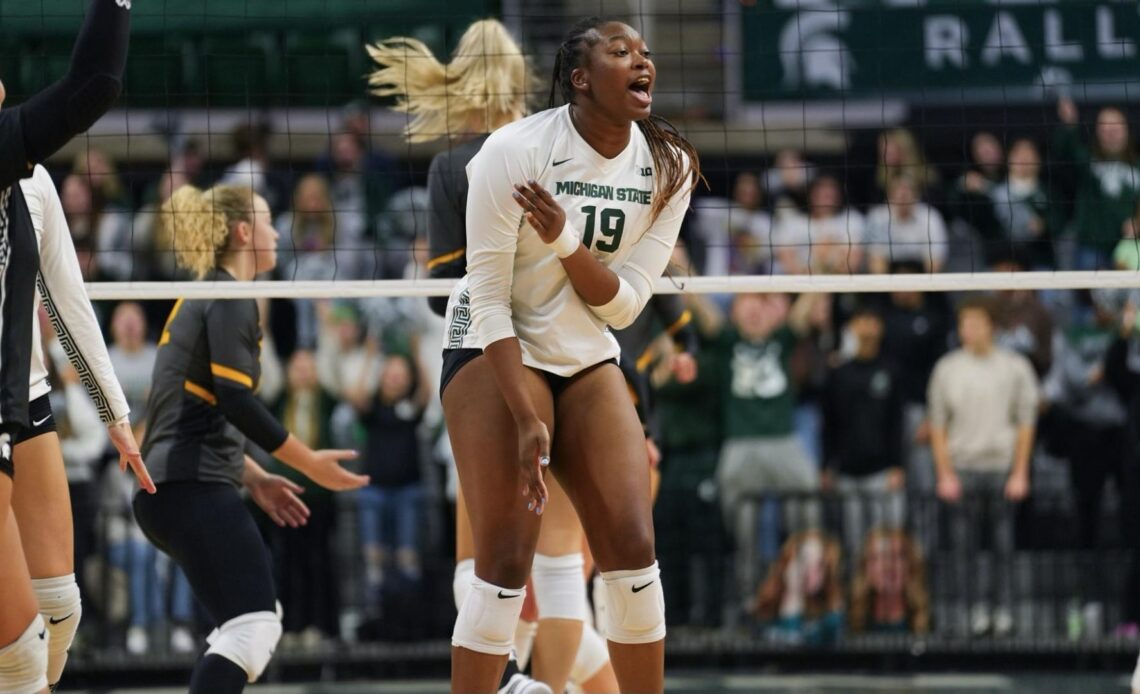 Volleyball Extends Win Streak with Sweep of Iowa