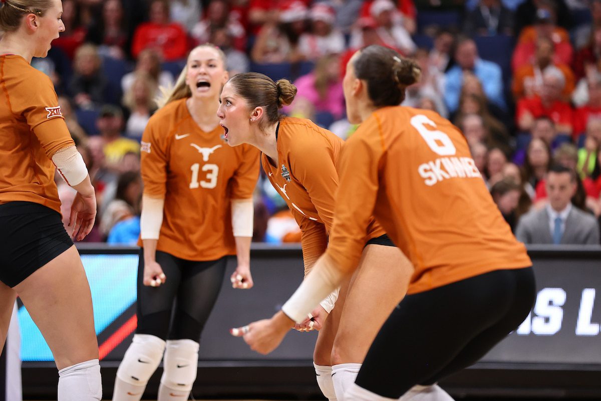 Texas defeats Wisconsin in 2023 DI women's volleyball semifinals