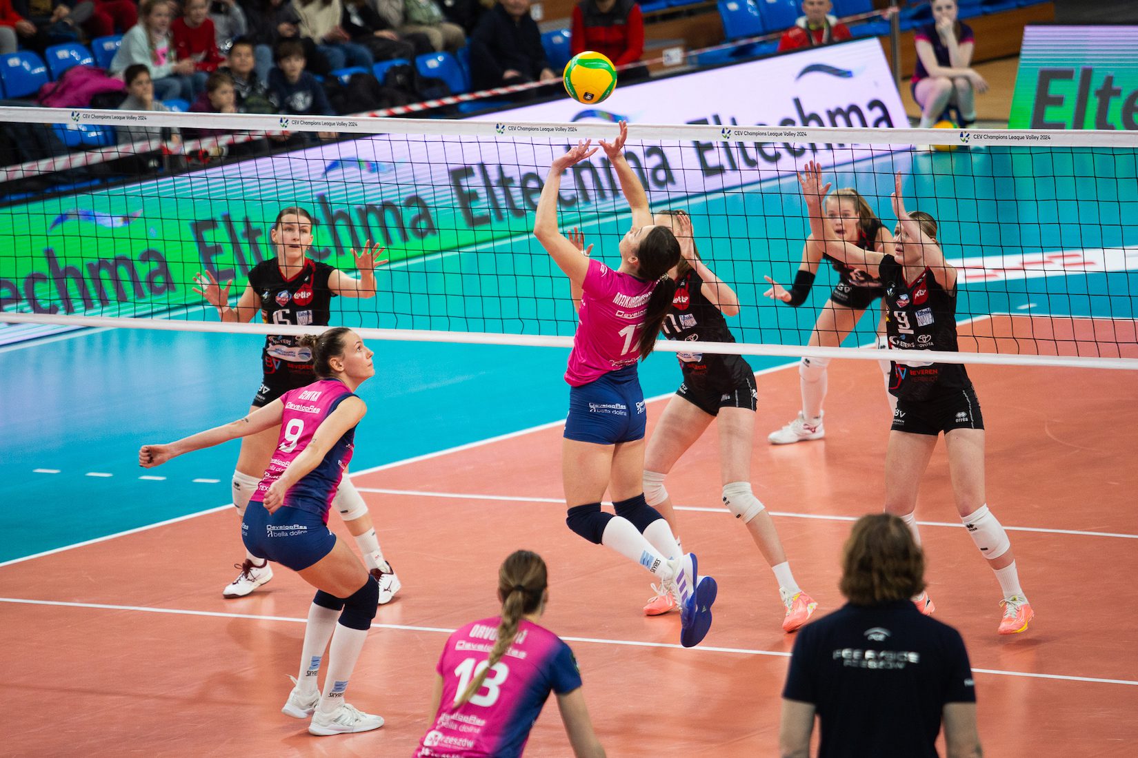 WorldofVolley :: CEV CL W: Rzeszów Triumphs Over Beveren in Pool D Encounter