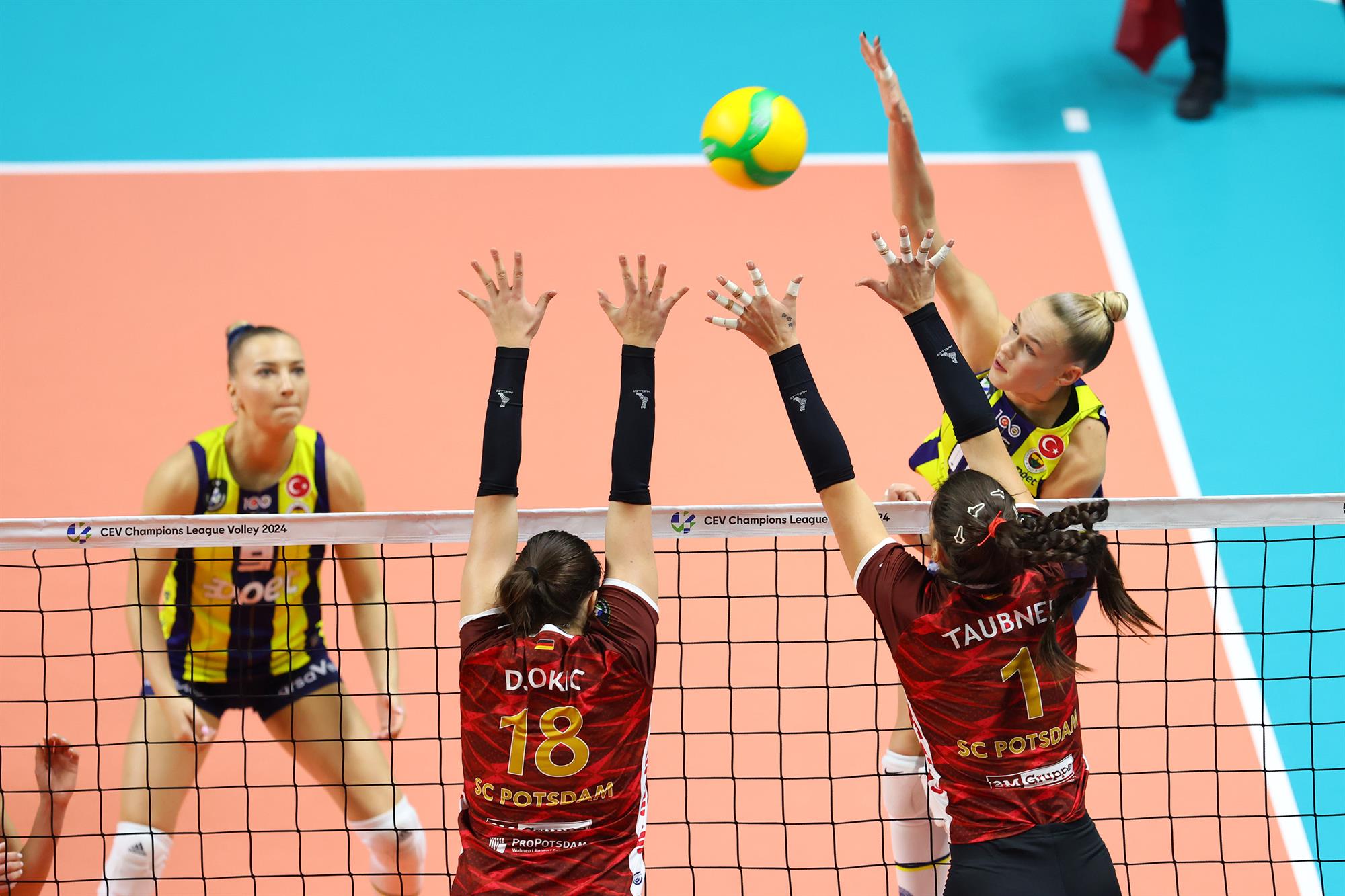 WorldofVolley :: Champions League W: Fenerbahce and Vero Volley Triumph in Round 4