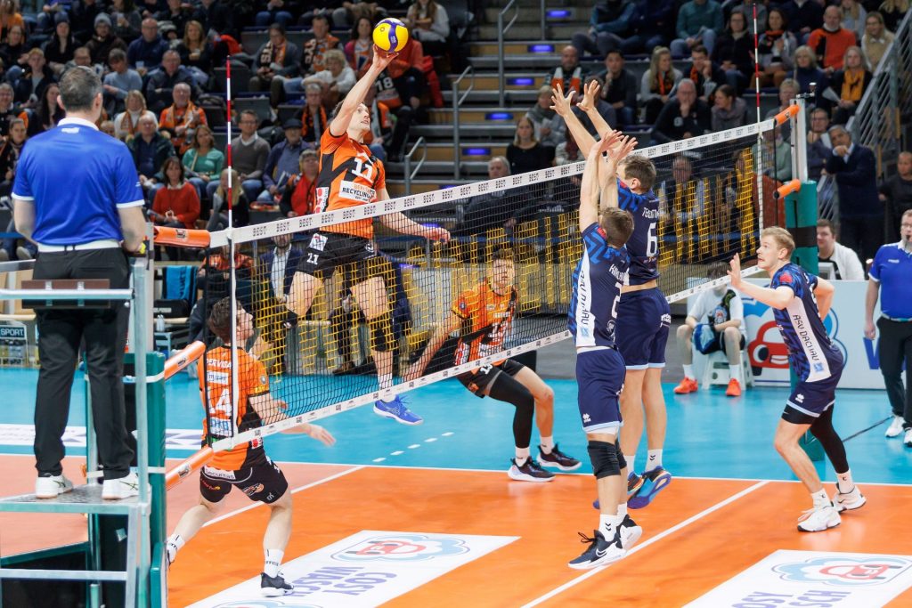 WorldofVolley :: GER M: BR Volleys Triumph in Unusual Formation, Win 3-0 Against ASV Dachau