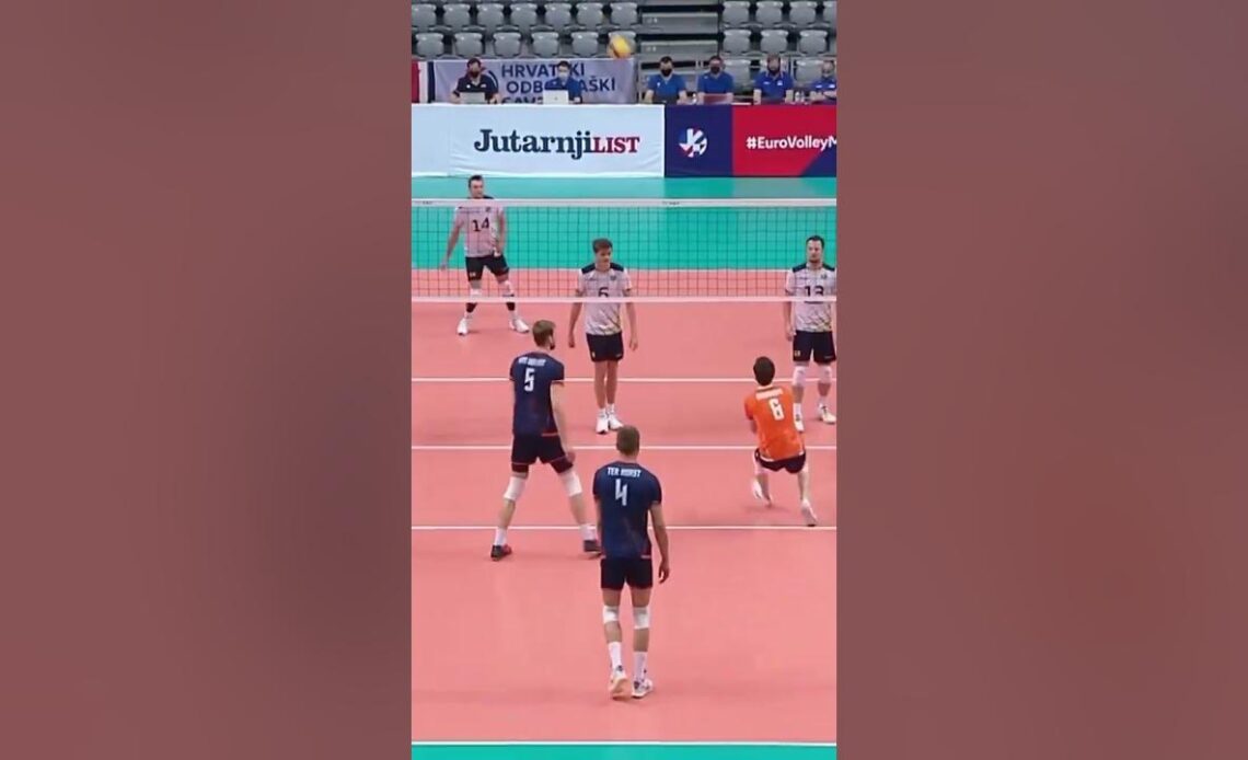 From under the net! 🤯#volleyball #europeanvolleyball