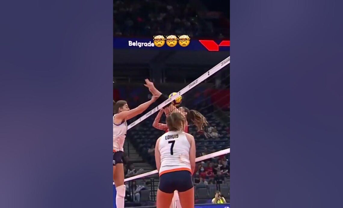 That was an incredible reaction 🤯🤯🦵🏐#volleyball #europeanvolleyball #eurovolleyw