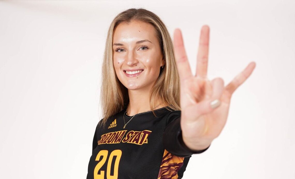 Grad Transfer Savannah Kjolhede Signs with Volleyball