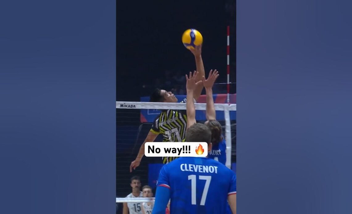 One handed set - BEST PLAY EVER? 🏐🤔
