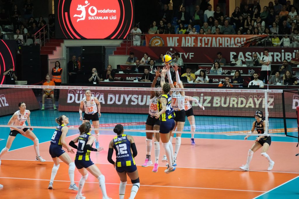 WorldofVolley :: TUR W: Fenerbahçe Opet Secures Victory in Opening Match of PlayOff Finals