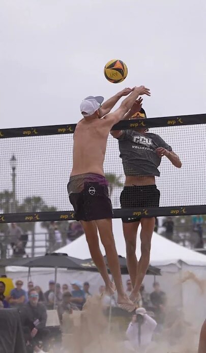 DID HE JUST GO OVER PHIL? #beachvolleyball